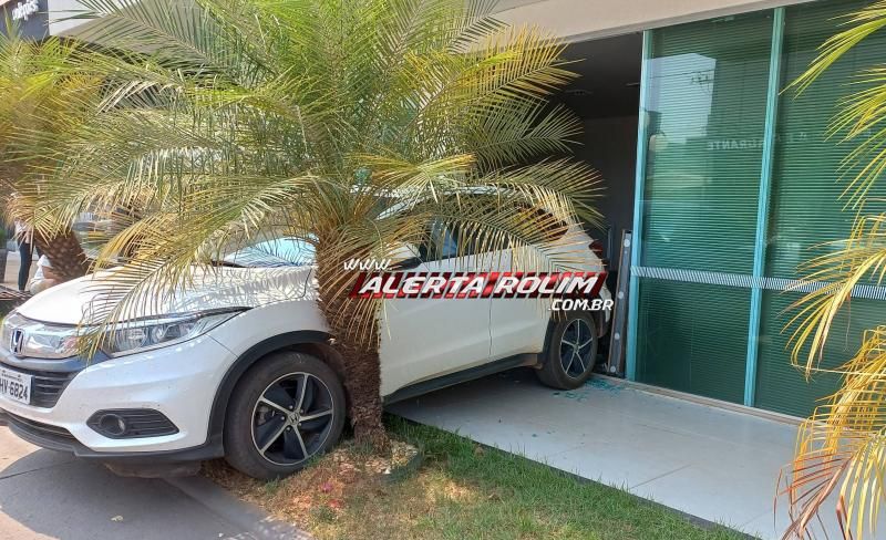 Carro desgovernado atingiu Agência Bancária na área central de Rolim de Moura Carro desgovernado atingiu Agência Bancária na área central de Rolim de Moura