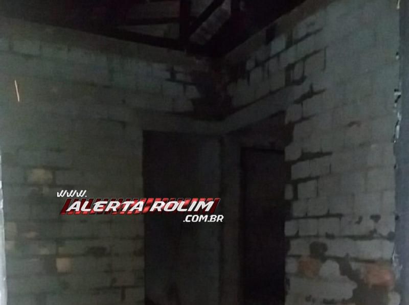 Casa desabitada foi incendiada durante essa madrugada em Rolim de Moura Casa desabitada foi incendiada durante essa madrugada em Rolim de Moura