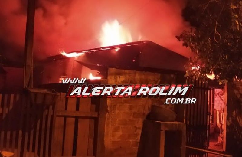 Casa desabitada foi incendiada durante essa madrugada em Rolim de Moura Casa desabitada foi incendiada durante essa madrugada em Rolim de Moura