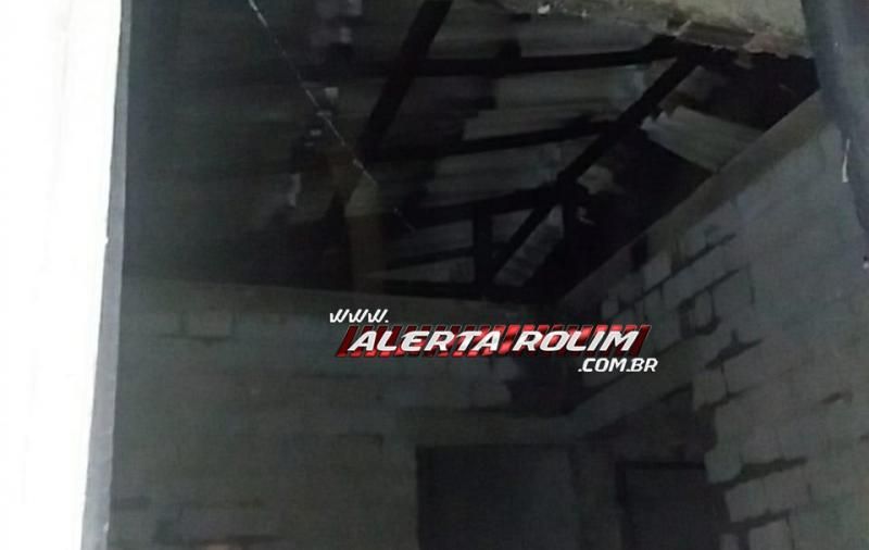 Casa desabitada foi incendiada durante essa madrugada em Rolim de Moura Casa desabitada foi incendiada durante essa madrugada em Rolim de Moura