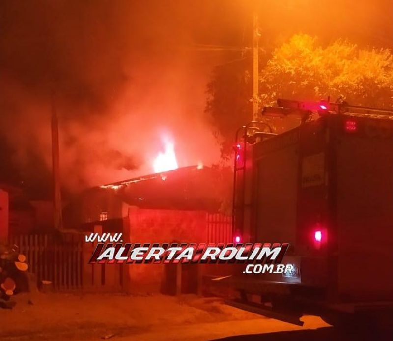 Casa desabitada foi incendiada durante essa madrugada em Rolim de Moura Casa desabitada foi incendiada durante essa madrugada em Rolim de Moura