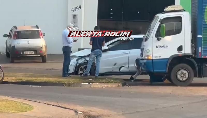 Colisão entre carro e caminhão deixou uma pessoa ferida nesta manhã em Rolim de Moura Colisão entre carro e caminhão deixou uma pessoa ferida nesta manhã em Rolim de Moura