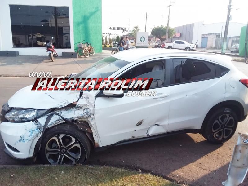 Colisão entre carro e caminhão deixou uma pessoa ferida nesta manhã em Rolim de Moura Colisão entre carro e caminhão deixou uma pessoa ferida nesta manhã em Rolim de Moura