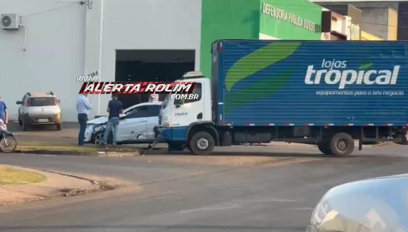 Colisão entre carro e caminhão deixou uma pessoa ferida nesta manhã em Rolim de Moura Colisão entre carro e caminhão deixou uma pessoa ferida nesta manhã em Rolim de Moura