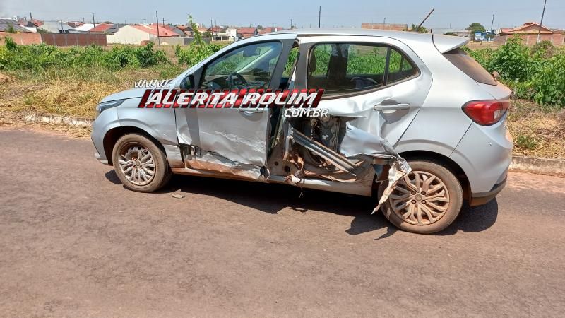Colisão entre dois carros foi registrada no Jequitibá nesta quarta-feira em Rolim de Moura Colisão entre dois carros foi registrada no Jequitibá nesta quarta-feira em Rolim de Moura