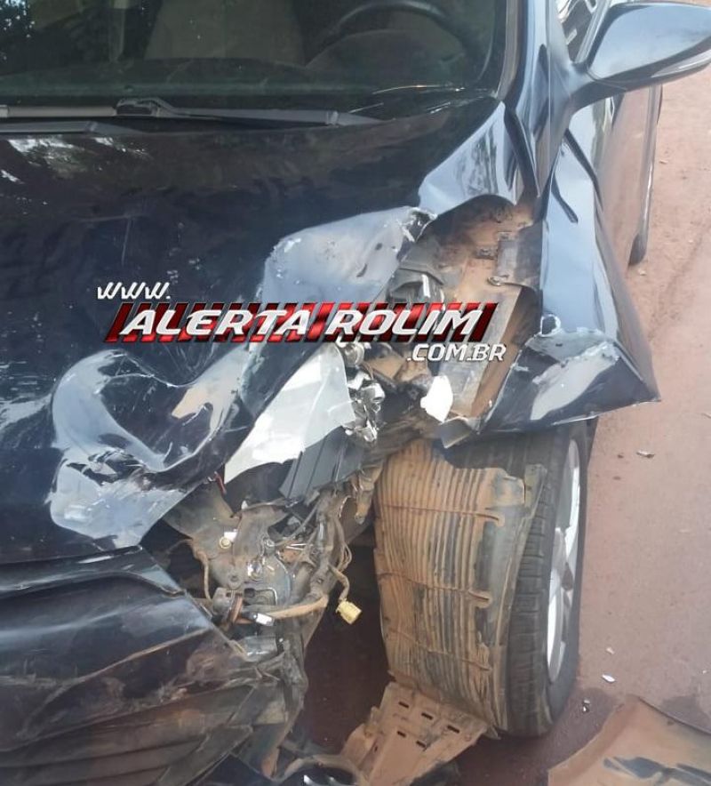 Condutora de carro colide frontalmente em outro veículo que estava estacionado nesta manhã em Rolim de Moura Condutora de carro colide frontalmente em outro veículo que estava estacionado nesta manhã em Rolim de Moura