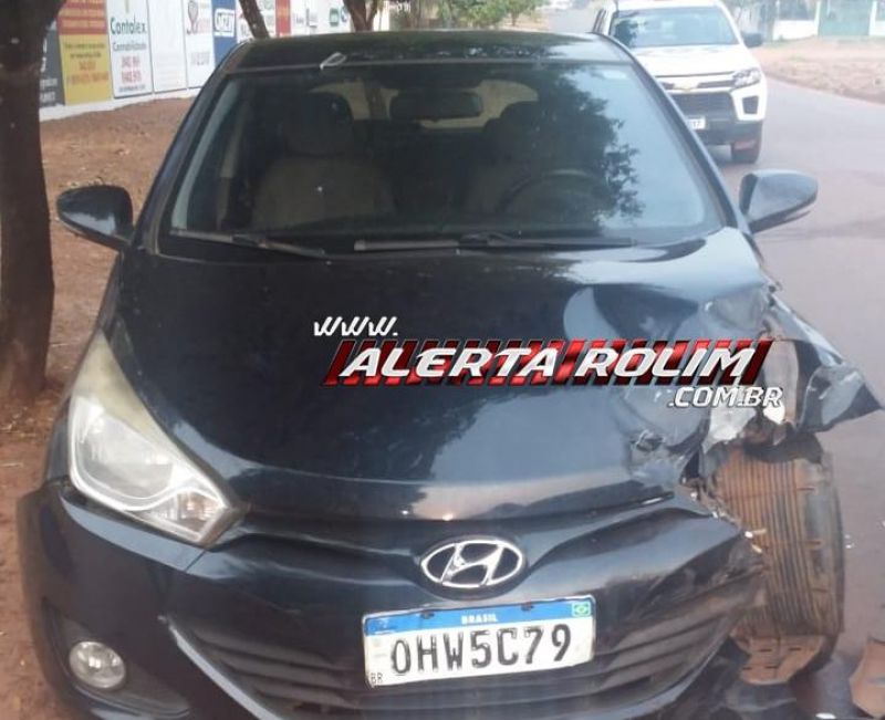 Condutora de carro colide frontalmente em outro veículo que estava estacionado nesta manhã em Rolim de Moura Condutora de carro colide frontalmente em outro veículo que estava estacionado nesta manhã em Rolim de Moura