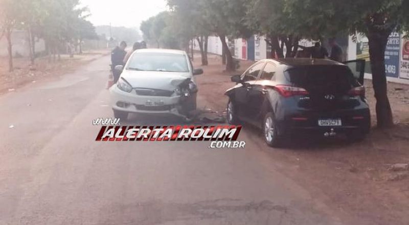 Condutora de carro colide frontalmente em outro veículo que estava estacionado nesta manhã em Rolim de Moura Condutora de carro colide frontalmente em outro veículo que estava estacionado nesta manhã em Rolim de Moura