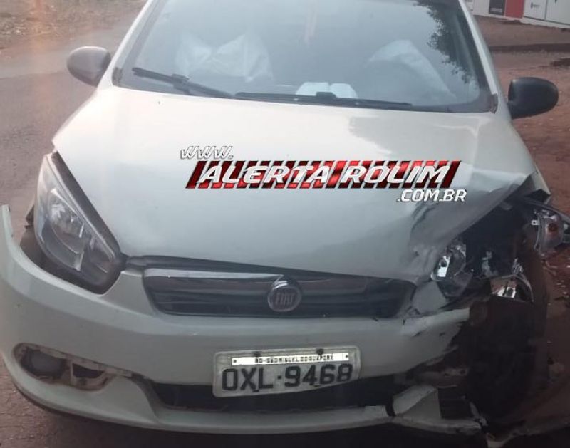 Condutora de carro colide frontalmente em outro veículo que estava estacionado nesta manhã em Rolim de Moura Condutora de carro colide frontalmente em outro veículo que estava estacionado nesta manhã em Rolim de Moura