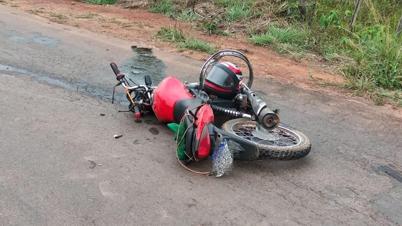 Homem fica em estado gravíssimo após colisão entre carro e moto na RO-010 em Pimenta Bueno Homem fica em estado gravíssimo após colisão entre carro e moto na RO-010 em Pimenta Bueno