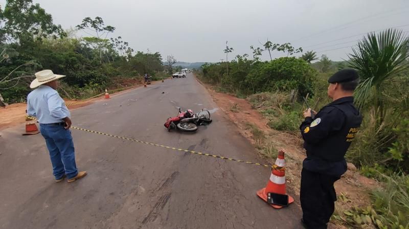 Homem fica em estado gravíssimo após colisão entre carro e moto na RO-010 em Pimenta Bueno Homem fica em estado gravíssimo após colisão entre carro e moto na RO-010 em Pimenta Bueno