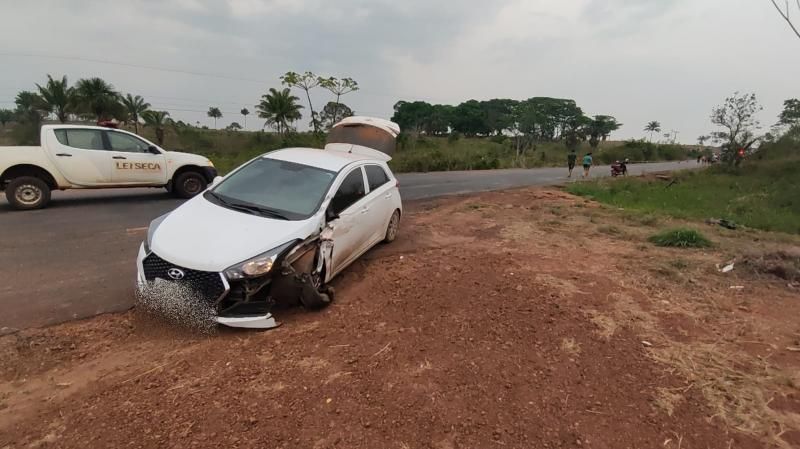 Homem fica em estado gravíssimo após colisão entre carro e moto na RO-010 em Pimenta Bueno Homem fica em estado gravíssimo após colisão entre carro e moto na RO-010 em Pimenta Bueno