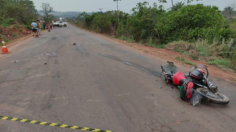 Homem fica em estado gravíssimo após colisão entre carro e moto na RO-010 em Pimenta Bueno Homem fica em estado gravíssimo após colisão entre carro e moto na RO-010 em Pimenta Bueno