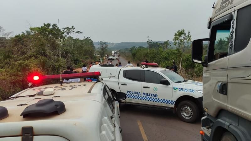 Homem fica em estado gravíssimo após colisão entre carro e moto na RO-010 em Pimenta Bueno Homem fica em estado gravíssimo após colisão entre carro e moto na RO-010 em Pimenta Bueno