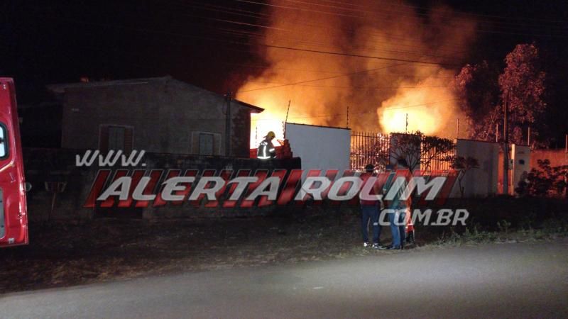 Incêndio destrói totalmente residência de madeira na área central de Rolim De Moura - Vídeo Incêndio destrói totalmente residência de madeira na área central de Rolim De Moura - Vídeo