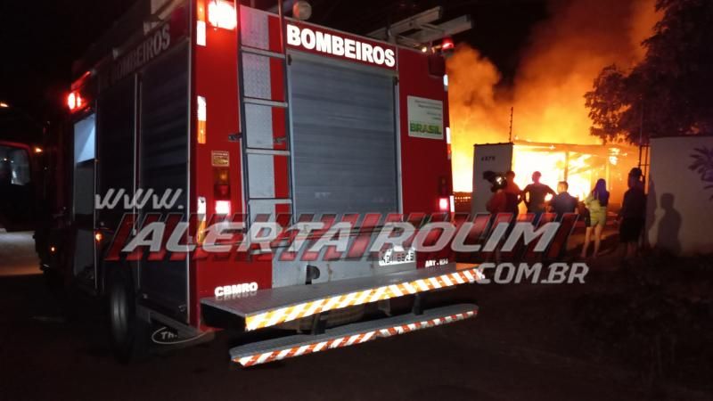 Incêndio destrói totalmente residência de madeira na área central de Rolim De Moura - Vídeo Incêndio destrói totalmente residência de madeira na área central de Rolim De Moura - Vídeo
