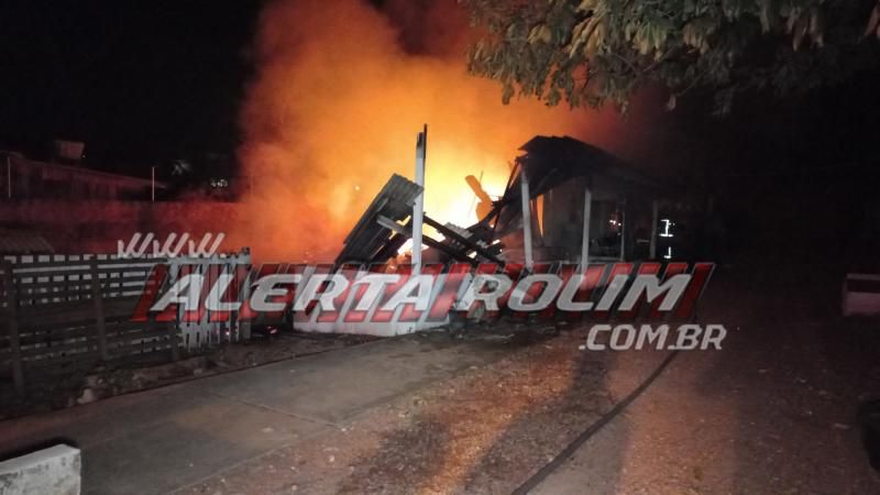 Incêndio destrói totalmente residência de madeira na área central de Rolim De Moura - Vídeo Incêndio destrói totalmente residência de madeira na área central de Rolim De Moura - Vídeo