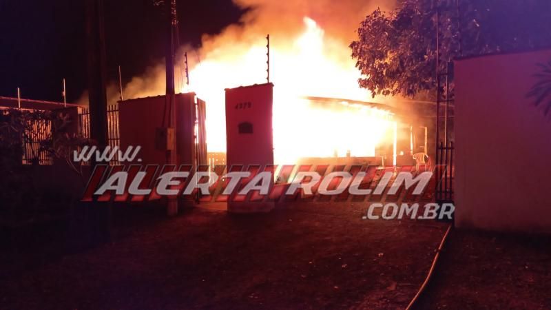 Incêndio destrói totalmente residência de madeira na área central de Rolim De Moura - Vídeo Incêndio destrói totalmente residência de madeira na área central de Rolim De Moura - Vídeo