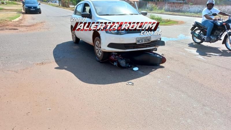 Moto vai parar embaixo de carro e duas pessoas ficaram feridas nesta manhã em Rolim de Moura Moto vai parar embaixo de carro e duas pessoas ficaram feridas nesta manhã em Rolim de Moura