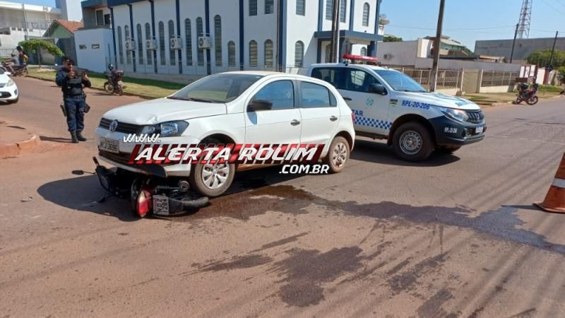 Moto vai parar embaixo de carro e duas pessoas ficaram feridas nesta manhã em Rolim de Moura Moto vai parar embaixo de carro e duas pessoas ficaram feridas nesta manhã em Rolim de Moura
