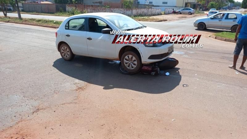 Moto vai parar embaixo de carro e duas pessoas ficaram feridas nesta manhã em Rolim de Moura Moto vai parar embaixo de carro e duas pessoas ficaram feridas nesta manhã em Rolim de Moura