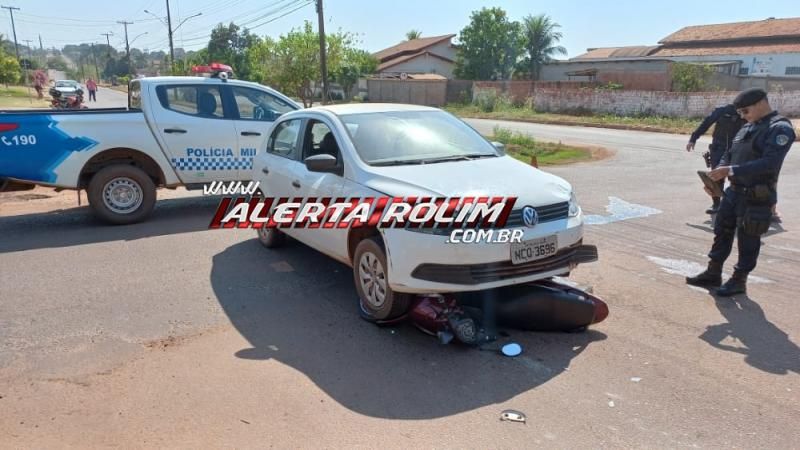 Moto vai parar embaixo de carro e duas pessoas ficaram feridas nesta manhã em Rolim de Moura Moto vai parar embaixo de carro e duas pessoas ficaram feridas nesta manhã em Rolim de Moura