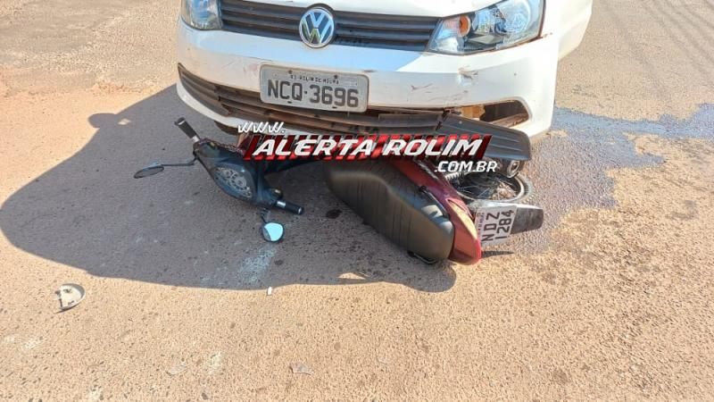 Moto vai parar embaixo de carro e duas pessoas ficaram feridas nesta manhã em Rolim de Moura Moto vai parar embaixo de carro e duas pessoas ficaram feridas nesta manhã em Rolim de Moura