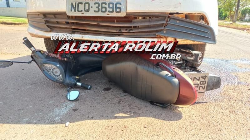 Moto vai parar embaixo de carro e duas pessoas ficaram feridas nesta manhã em Rolim de Moura Moto vai parar embaixo de carro e duas pessoas ficaram feridas nesta manhã em Rolim de Moura