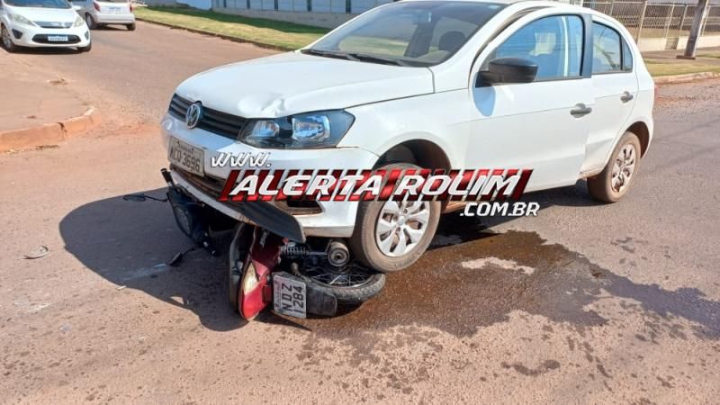 Moto vai parar embaixo de carro e duas pessoas ficaram feridas nesta manhã em Rolim de Moura Moto vai parar embaixo de carro e duas pessoas ficaram feridas nesta manhã em Rolim de Moura