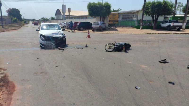 Mulher fica em estado grave após colisão entre carro e motoneta em Pimenta Bueno Mulher fica em estado grave após colisão entre carro e motoneta em Pimenta Bueno