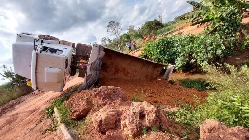 Ponte cede e caminhão cai em córrego em Pimenta Bueno Ponte cede e caminhão cai em córrego em Pimenta Bueno