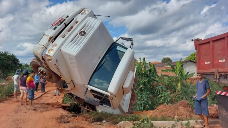 Ponte cede e caminhão cai em córrego em Pimenta Bueno Ponte cede e caminhão cai em córrego em Pimenta Bueno