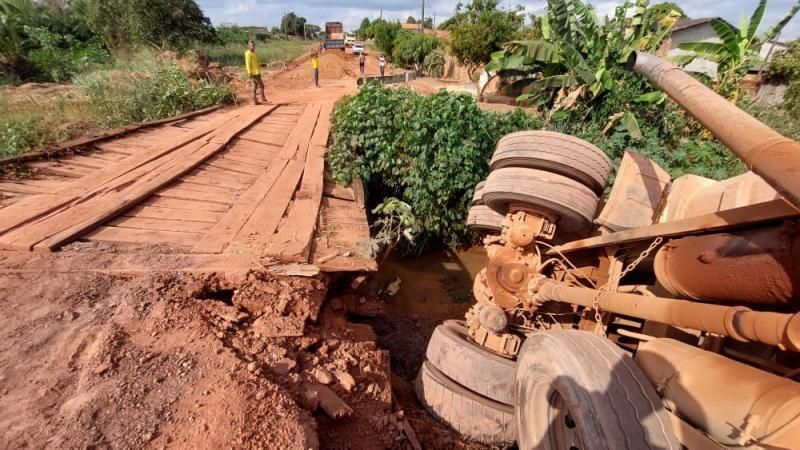 Ponte cede e caminhão cai em córrego em Pimenta Bueno Ponte cede e caminhão cai em córrego em Pimenta Bueno