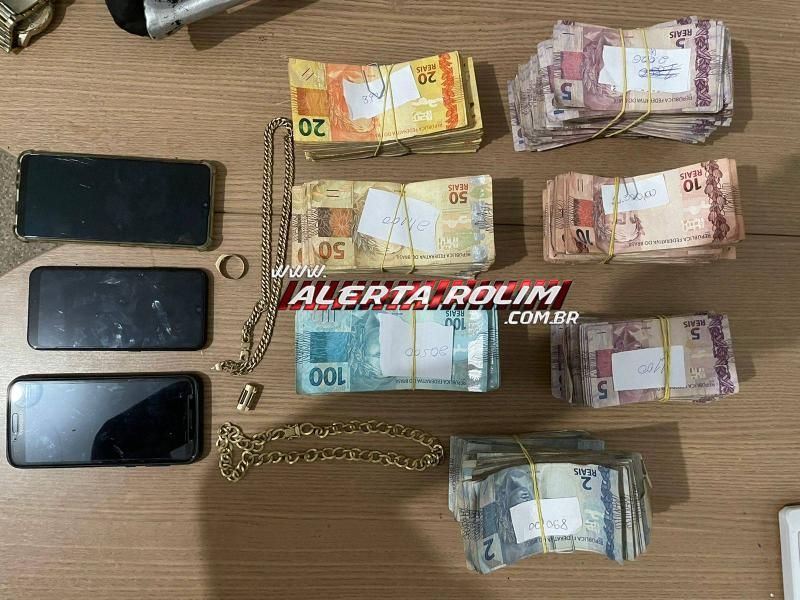 URGENTE - Após furto de mais de 50 mil reais em Lotérica em Rolim de Moura, PM agiu rápido e prendeu 05 bandidos; todo o dinheiro levado foi recuperado URGENTE - Após furto de mais de 50 mil reais em Lotérica em Rolim de Moura, PM agiu rápido e prendeu 05 bandidos; todo o dinheiro levado foi recuperado