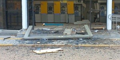 Vídeo: bandidos explodem caixa eletrônico, mas não conseguem levar dinheiro de agência do BB em RO 