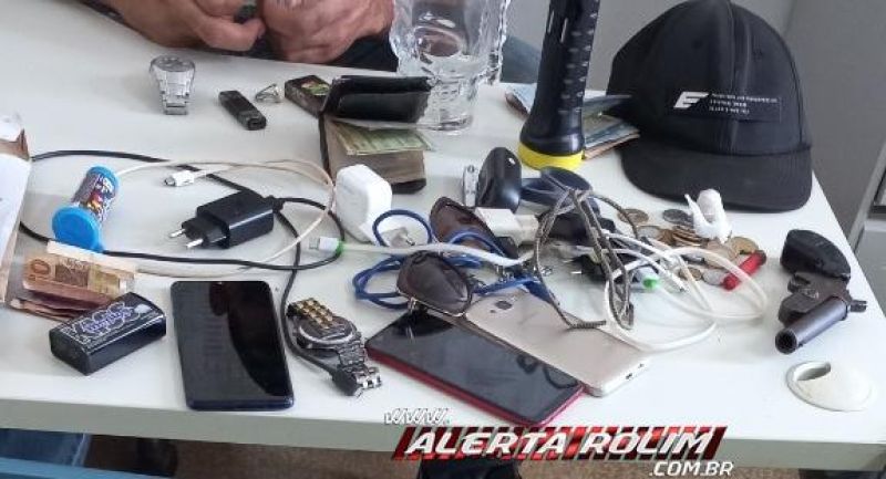 Polícia Civil apreendeu arma, drogas, produtos de roubo e realizou a prisão dos envolvidos em Rolim de moura Polícia Civil apreendeu arma, drogas, produtos de roubo e realizou a prisão dos envolvidos em Rolim de moura
