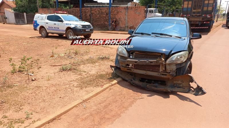 Acidente de trânsito envolvendo dois veículos foi registrado no bairro Cidade Alta em Rolim de Moura Acidente de trânsito envolvendo dois veículos foi registrado no bairro Cidade Alta em Rolim de Moura