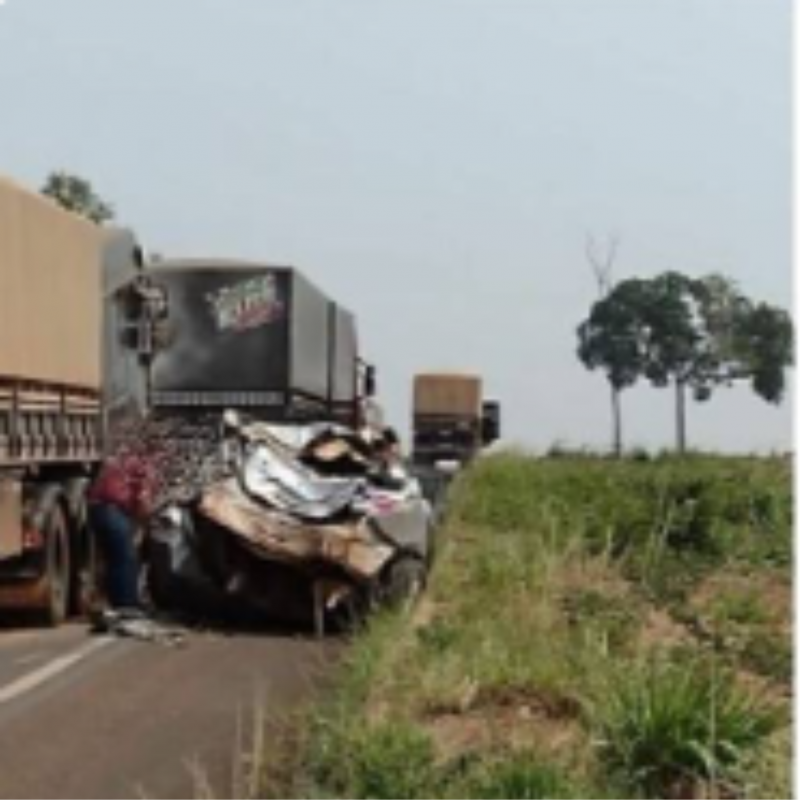Acidente violento na BR 364, entre Vilhena e Pimenta Bueno, envolveu carretas e ônibus e deixou policial militar preso a ferragens Acidente violento na BR 364, entre Vilhena e Pimenta Bueno, envolveu carretas e ônibus e deixou policial militar preso a ferragens