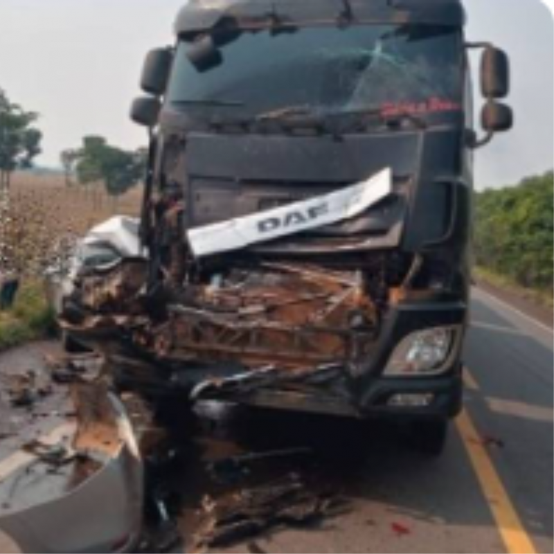 Acidente violento na BR 364, entre Vilhena e Pimenta Bueno, envolveu carretas e ônibus e deixou policial militar preso a ferragens Acidente violento na BR 364, entre Vilhena e Pimenta Bueno, envolveu carretas e ônibus e deixou policial militar preso a ferragens