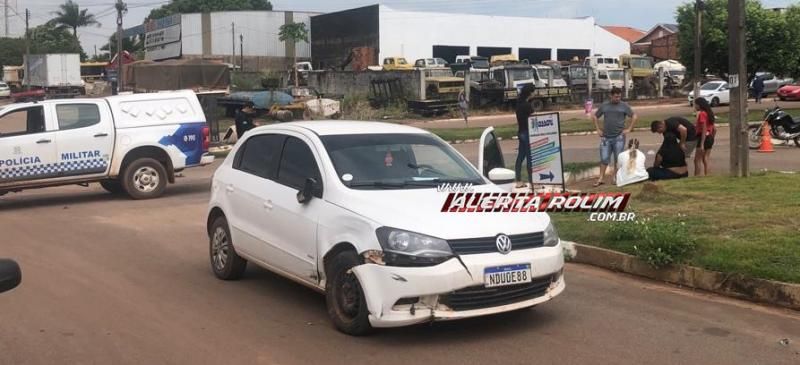 Adolescente conduzindo moto ficou ferido após colisão com carro em Rolim de Moura Adolescente conduzindo moto ficou ferido após colisão com carro em Rolim de Moura