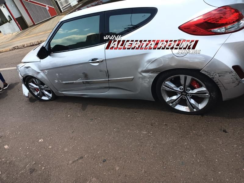 Após ser atingido por caminhão, motorista perdeu o controle da direção e bateu em várias motos estacionadas em Cacoal; Veja o vídeo Após ser atingido por caminhão, motorista perdeu o controle da direção e bateu em várias motos estacionadas em Cacoal; Veja o vídeo