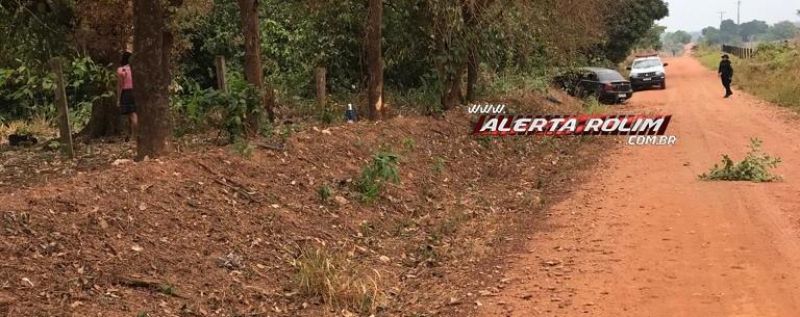 Após ter para-brisas atingido por galinha, motorista perdeu o controle da direção e bateu em árvore na linha 192 em Rolim de Moura Após ter para-brisas atingido por galinha, motorista perdeu o controle da direção e bateu em árvore na linha 192 em Rolim de Moura