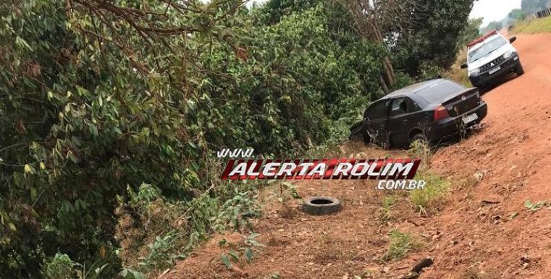 Após ter para-brisas atingido por galinha, motorista perdeu o controle da direção e bateu em árvore na linha 192 em Rolim de Moura Após ter para-brisas atingido por galinha, motorista perdeu o controle da direção e bateu em árvore na linha 192 em Rolim de Moura