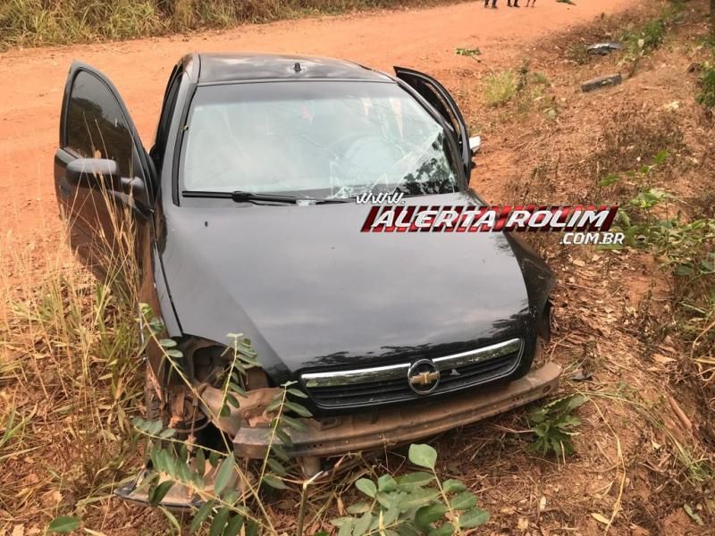 Após ter para-brisas atingido por galinha, motorista perdeu o controle da direção e bateu em árvore na linha 192 em Rolim de Moura Após ter para-brisas atingido por galinha, motorista perdeu o controle da direção e bateu em árvore na linha 192 em Rolim de Moura