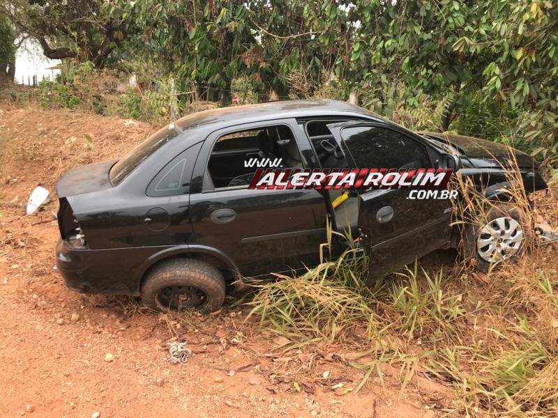 Após ter para-brisas atingido por galinha, motorista perdeu o controle da direção e bateu em árvore na linha 192 em Rolim de Moura Após ter para-brisas atingido por galinha, motorista perdeu o controle da direção e bateu em árvore na linha 192 em Rolim de Moura