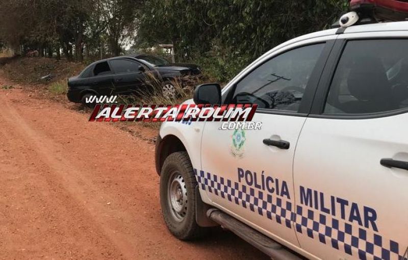 Após ter para-brisas atingido por galinha, motorista perdeu o controle da direção e bateu em árvore na linha 192 em Rolim de Moura Após ter para-brisas atingido por galinha, motorista perdeu o controle da direção e bateu em árvore na linha 192 em Rolim de Moura