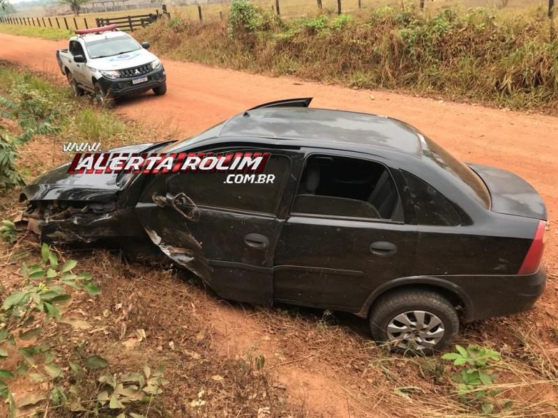 Após ter para-brisas atingido por galinha, motorista perdeu o controle da direção e bateu em árvore na linha 192 em Rolim de Moura Após ter para-brisas atingido por galinha, motorista perdeu o controle da direção e bateu em árvore na linha 192 em Rolim de Moura