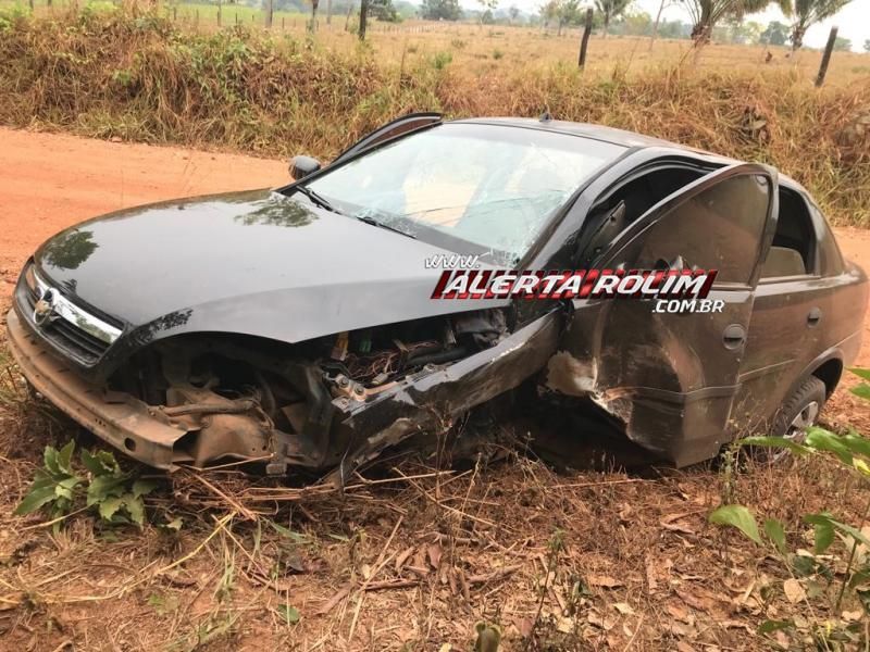 Após ter para-brisas atingido por galinha, motorista perdeu o controle da direção e bateu em árvore na linha 192 em Rolim de Moura Após ter para-brisas atingido por galinha, motorista perdeu o controle da direção e bateu em árvore na linha 192 em Rolim de Moura
