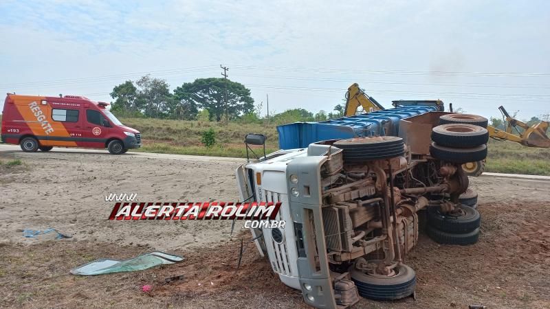 Caminhão carregado com areia tombou na RO 383 nesta manhã em Rolim de Moura Caminhão carregado com areia tombou na RO 383 nesta manhã em Rolim de Moura