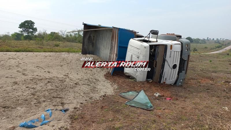 Caminhão carregado com areia tombou na RO 383 nesta manhã em Rolim de Moura Caminhão carregado com areia tombou na RO 383 nesta manhã em Rolim de Moura